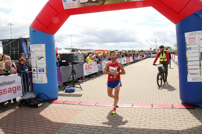 Auf der Zielgerade beim 11. Harztorlauf