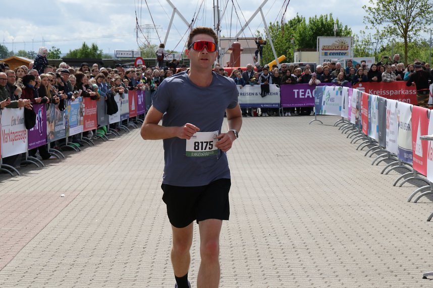 Auf der Zielgerade beim 11. Harztorlauf