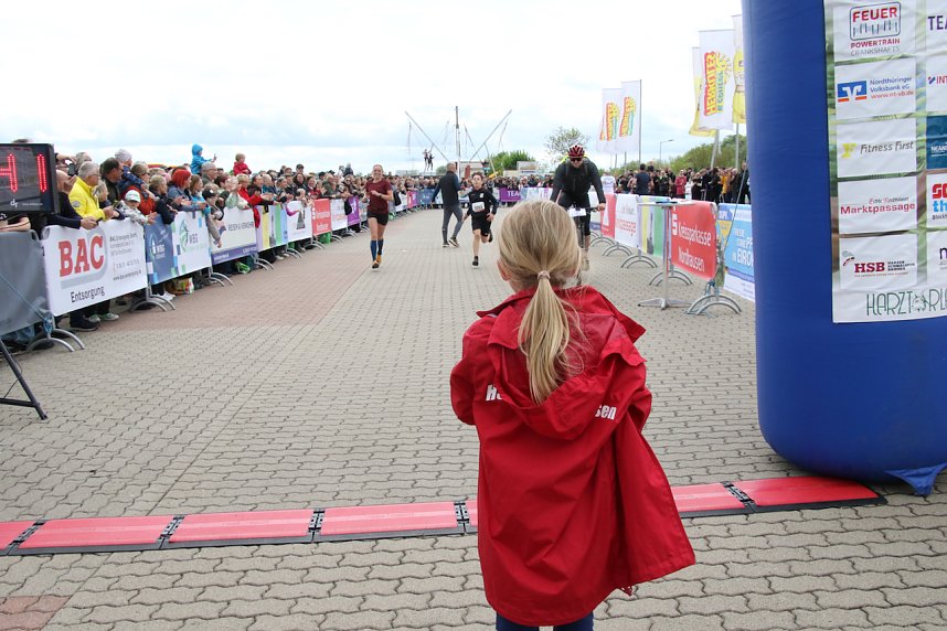 Auf der Zielgerade beim 11. Harztorlauf
