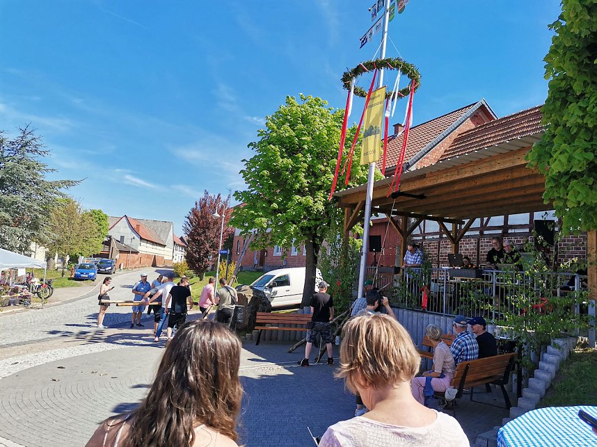Maibaumsetzen in Hermannsacker