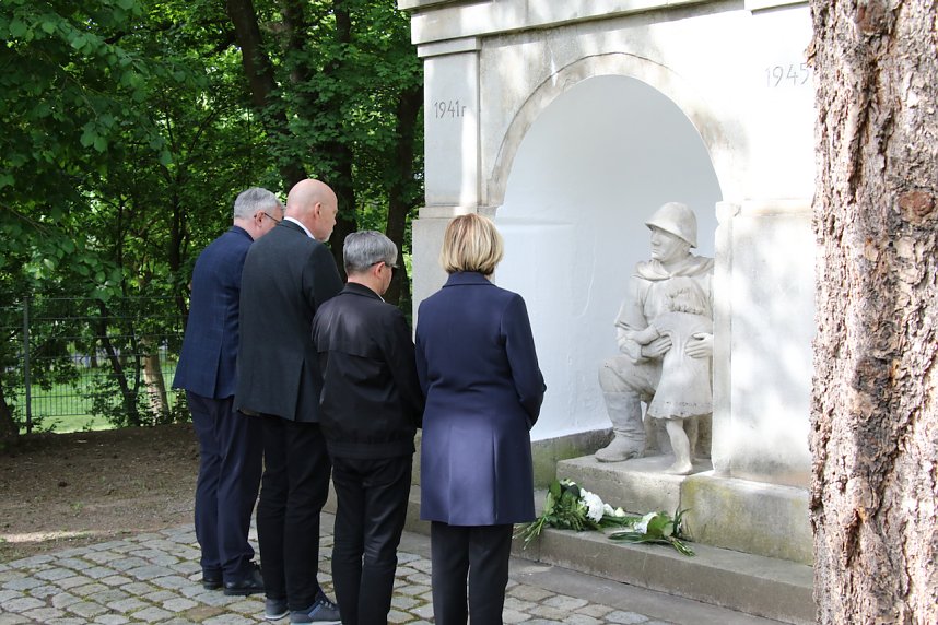 Gedenkveranstaltung zum Ende des Zweiten Weltkrieges vor 80 Jahren auf dem Nordh&auml;user Ehrenfriedhof