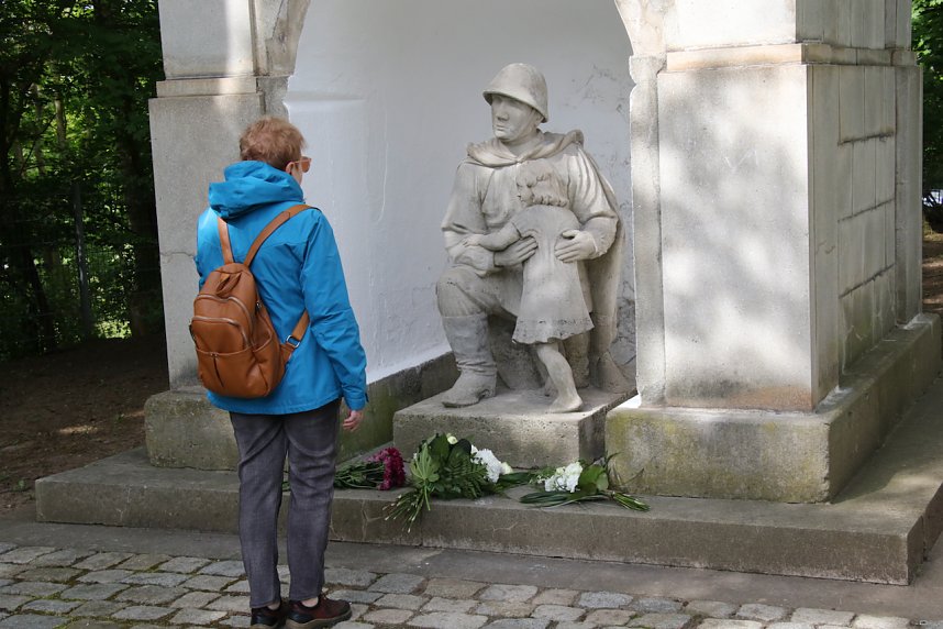 Gedenkveranstaltung zum Ende des Zweiten Weltkrieges vor 80 Jahren auf dem Nordh&auml;user Ehrenfriedhof