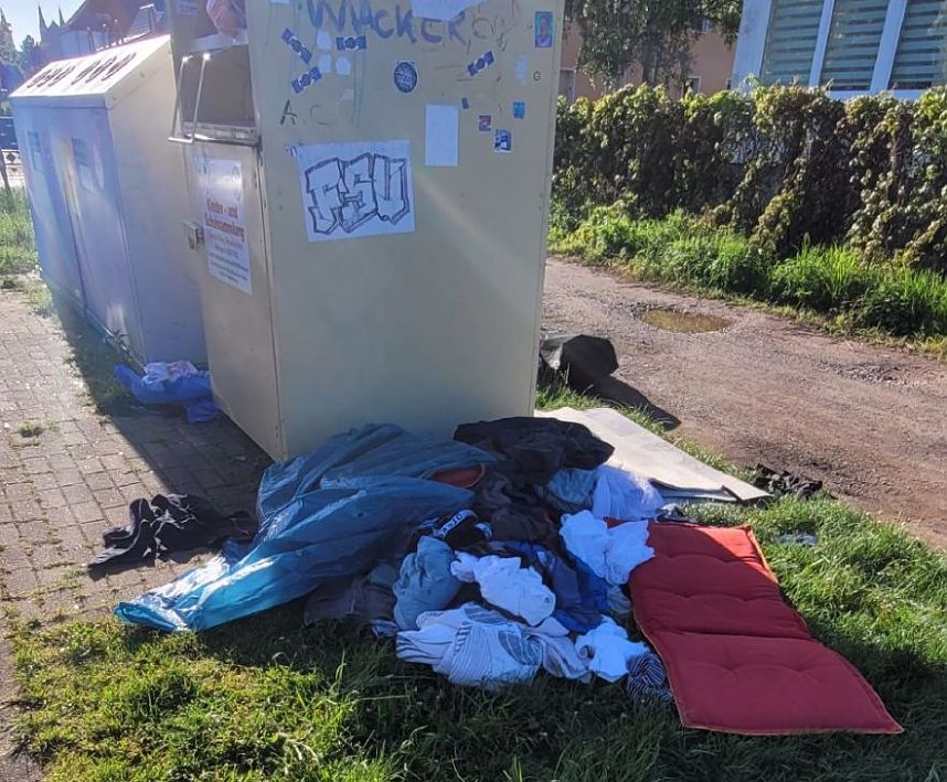 Trauriger Anblick vor Nordh&auml;user Altkleidercontainern