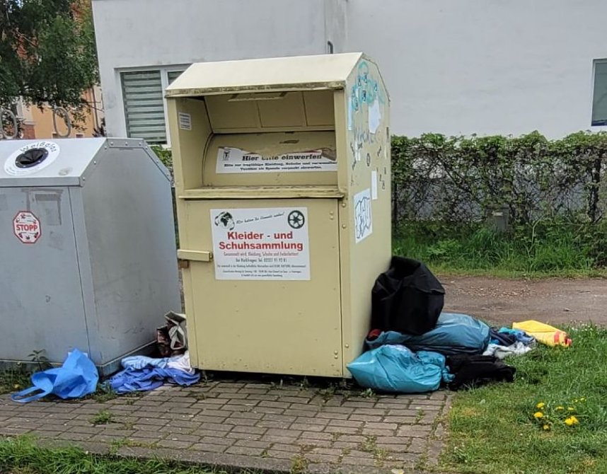 Trauriger Anblick vor Nordh&auml;user Altkleidercontainern