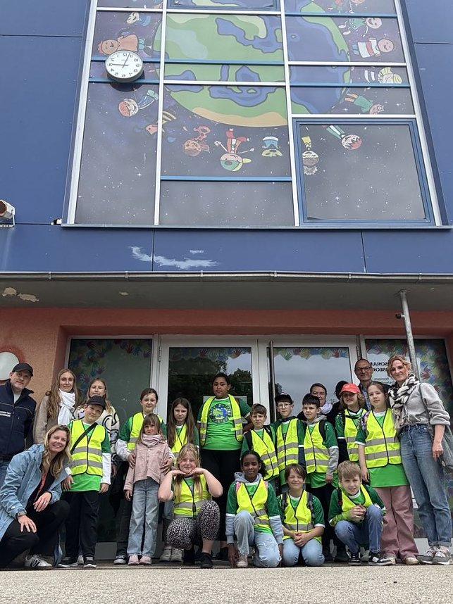 Sicher zu Fu&szlig; - die Sch&uuml;ler der Grundschule Bertold Brecht auf dem 1. "Safety Walk"