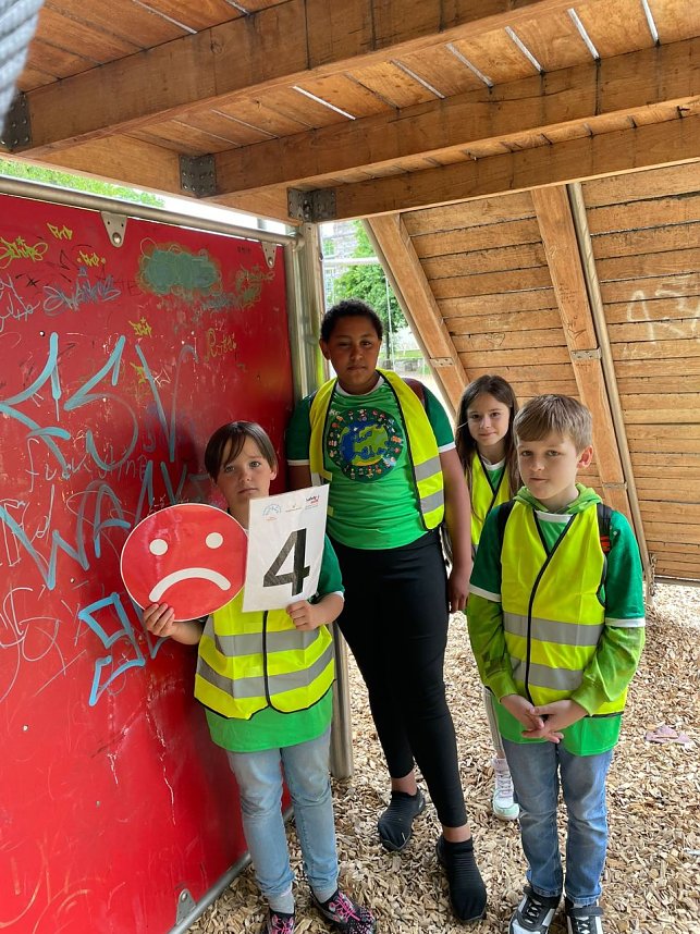 Sicher zu Fu&szlig; - die Sch&uuml;ler der Grundschule Bertold Brecht auf dem 1. "Safety Walk"