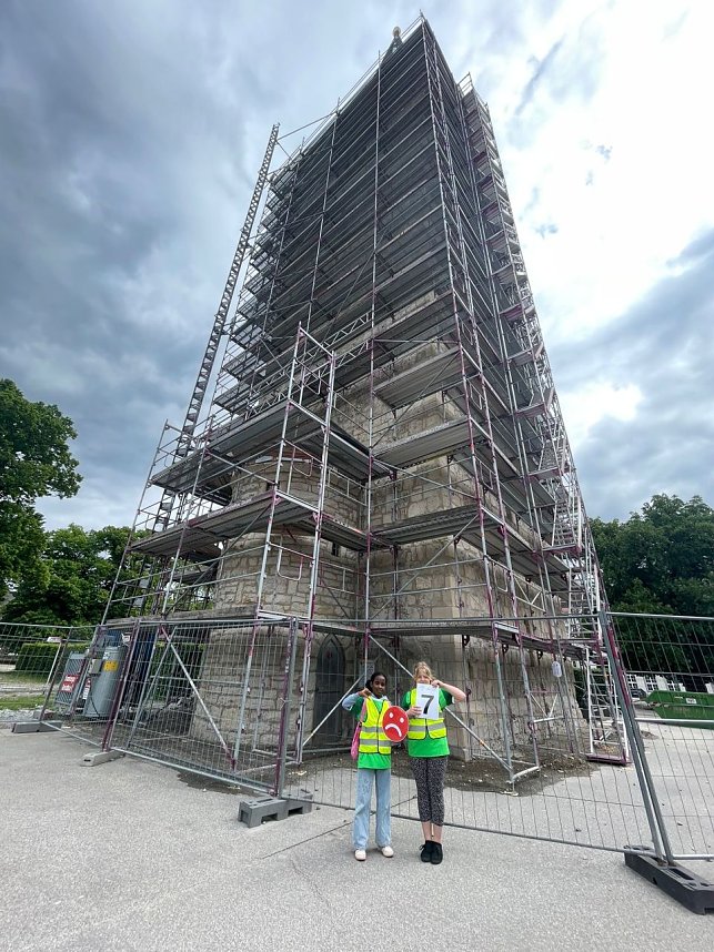 Sicher zu Fu&szlig; - die Sch&uuml;ler der Grundschule Bertold Brecht auf dem 1. "Safety Walk"
