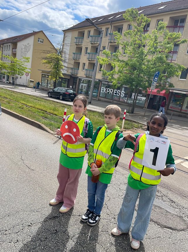 Sicher zu Fu&szlig; - die Sch&uuml;ler der Grundschule Bertold Brecht auf dem 1. "Safety Walk"