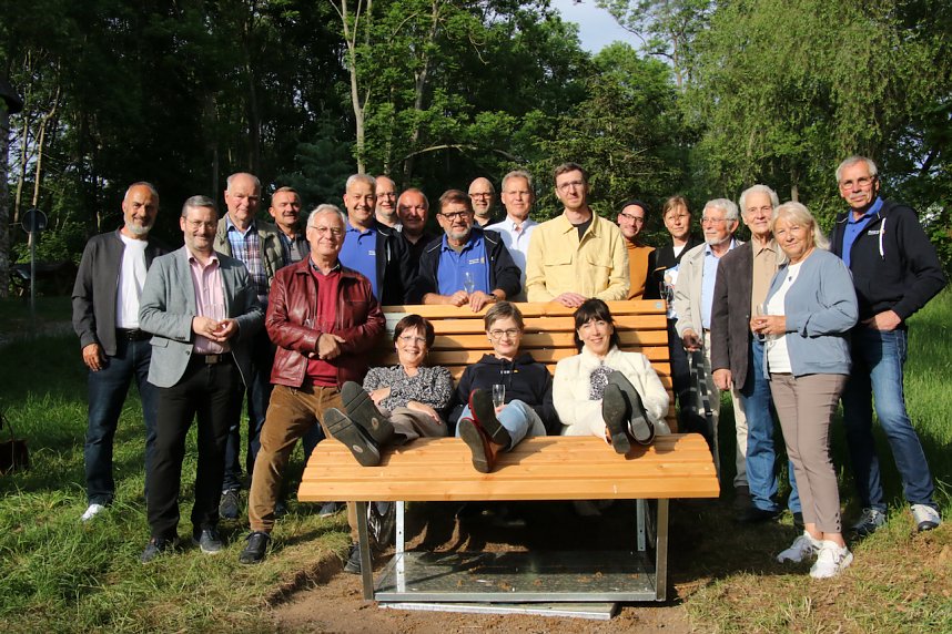 Der Rotary Club Nordhausen hat dem Park Hohenrode eine zweite "Fl&auml;zbank" spendiert