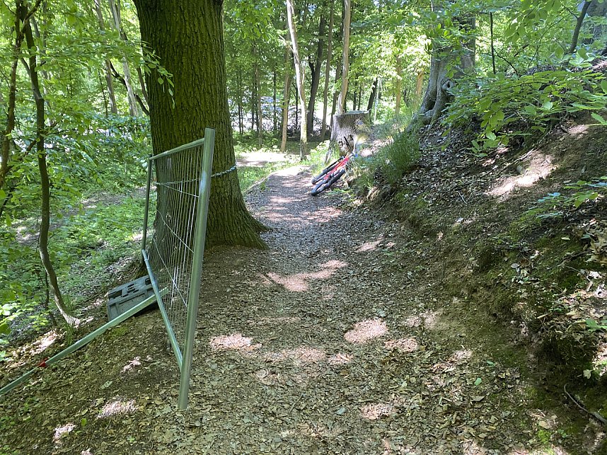 Gesperrter Wanderweg hinter den Wartt&uuml;rmchen in Nordhausen. 