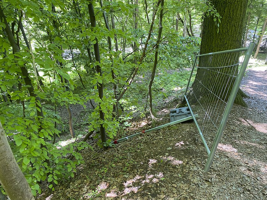 Gesperrter Wanderweg hinter den Wartt&uuml;rmchen in Nordhausen. 