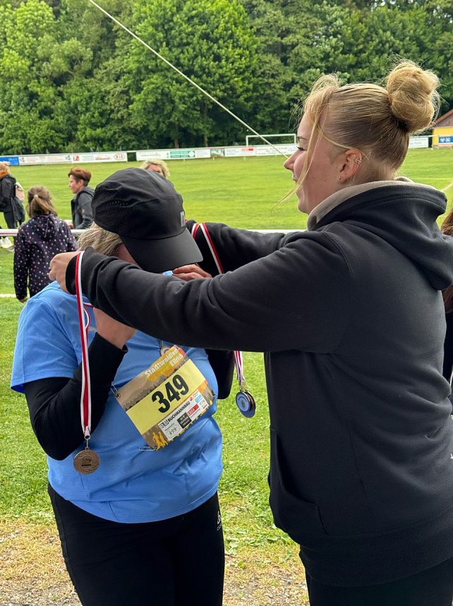 Beim 23. Ellricher Stadtlauf halfen auch die Sch&uuml;ler der Oberschule aus