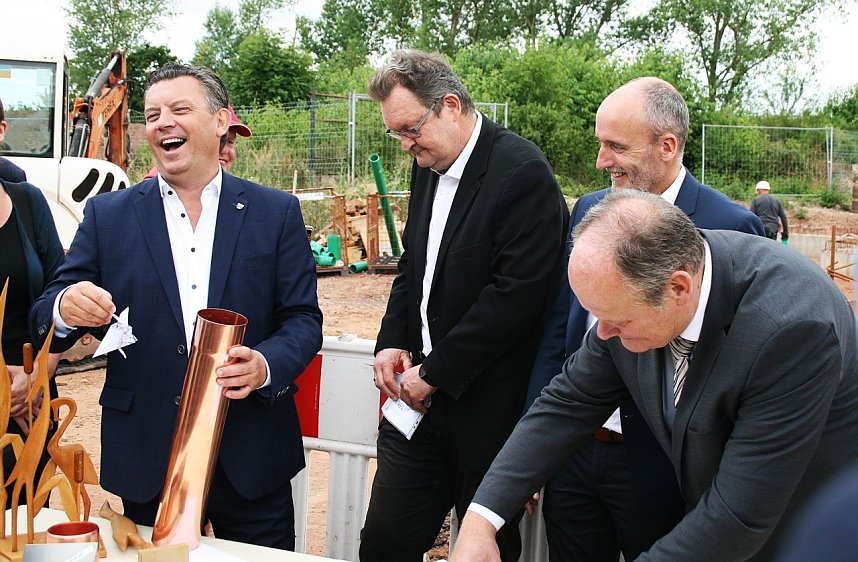 Grundsteinlegung f&uuml;r das "Nest" am Stausee Kelbra