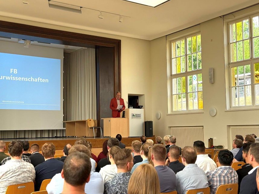 Mit einer feierlichen Veranstaltung im Audimax verabschiedete sich die Hochschule Nordhausen von Prof. Dr.-Ing. Folker Fl&uuml;ggen, der &uuml;ber ein Jahrzehnt den Fachbereich Ingenieurwissenschaften mitpr&auml;gte.