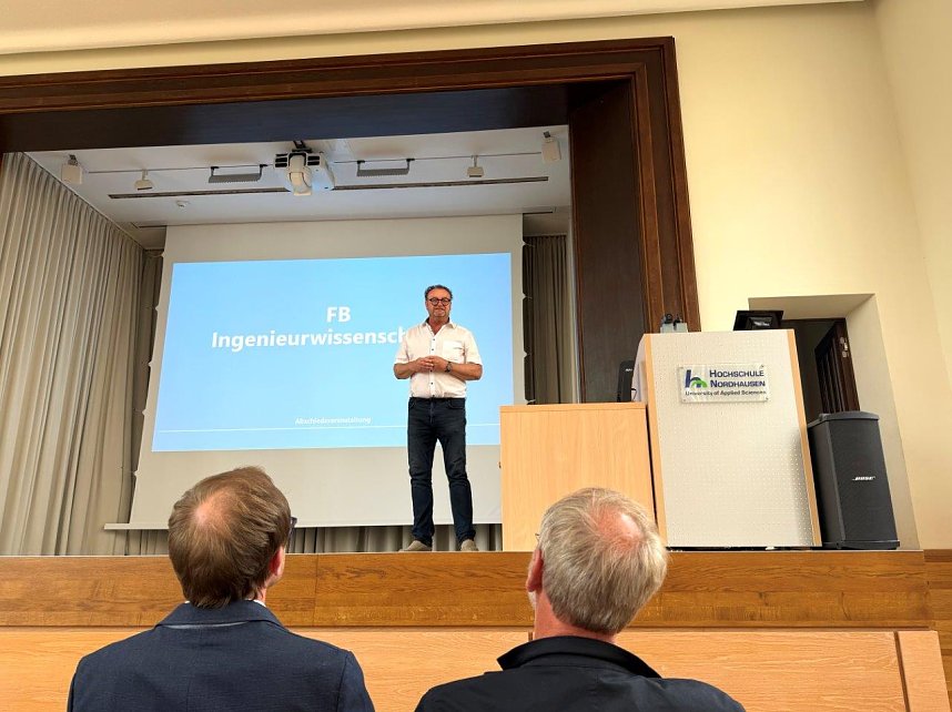 Mit einer feierlichen Veranstaltung im Audimax verabschiedete sich die Hochschule Nordhausen von Prof. Dr.-Ing. Folker Fl&uuml;ggen, der &uuml;ber ein Jahrzehnt den Fachbereich Ingenieurwissenschaften mitpr&auml;gte.