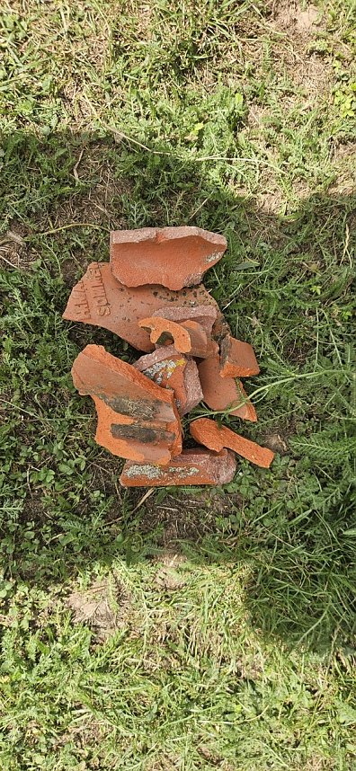 Gebrochene Ziegel auf dem Volleyballfeld