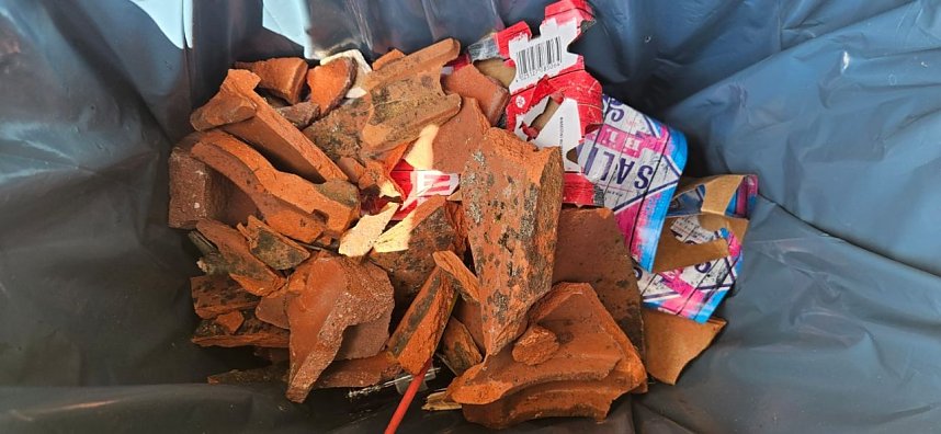 Gebrochene Ziegel auf dem Volleyballfeld