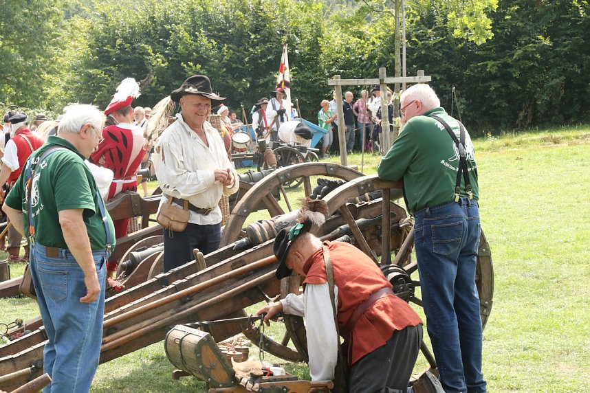 Kanonendonner auf der Pfalz Tilleda