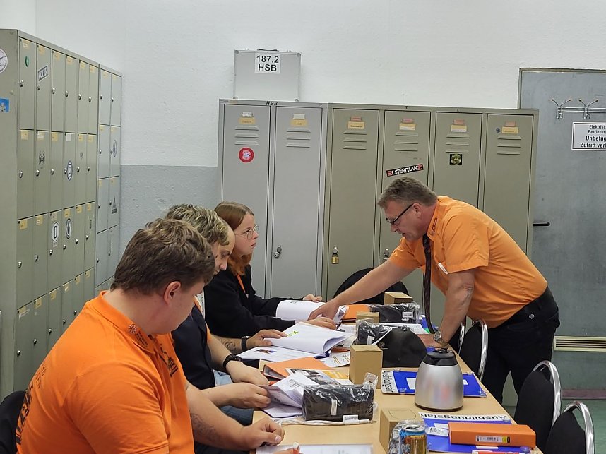 Ausbildungsstart f&uuml;r zuk&uuml;nftige Stra&szlig;enbahnfahrer