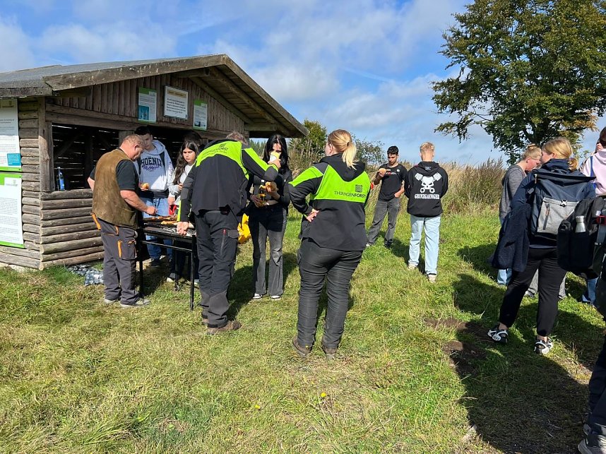 Mit dem Spaten f&uuml;r den Wald - die beiden neunten Klassen der Regelschule Niedersachswerfen halfen bei der Wiederaufforstung im Harz