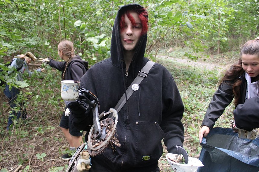 Zwei Klassen der Regelschule K&auml;the Kollwitz halfen beim aufr&auml;umen zum World Clean Up Day