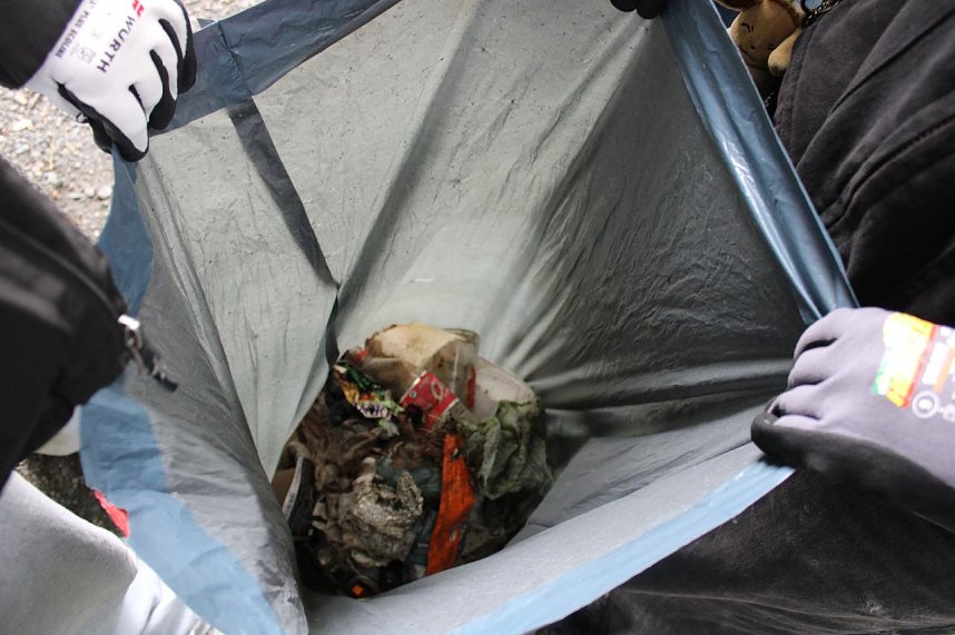 Zwei Klassen der Regelschule K&auml;the Kollwitz halfen beim aufr&auml;umen zum World Clean Up Day