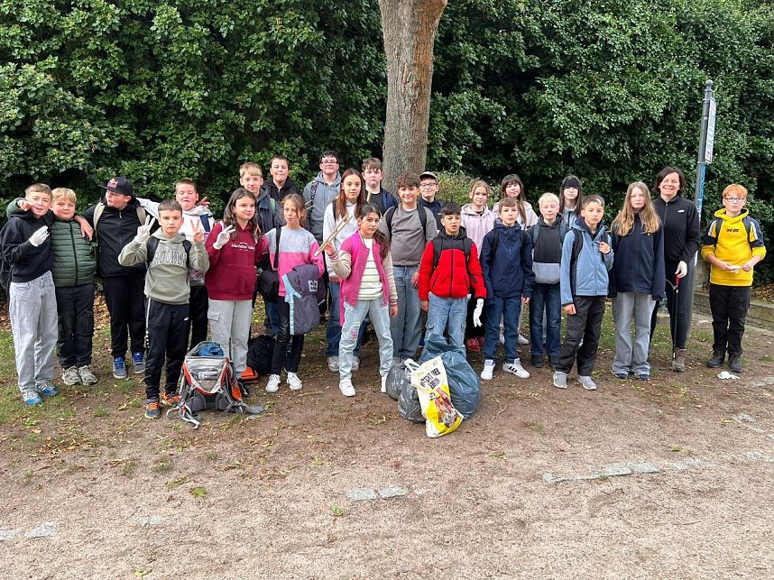 Zwei Klassen der Regelschule K&auml;the Kollwitz halfen beim aufr&auml;umen zum World Clean Up Day
