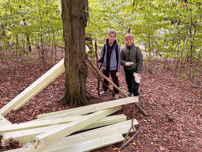Zwei Klassen der Regelschule K&auml;the Kollwitz halfen beim aufr&auml;umen zum World Clean Up Day