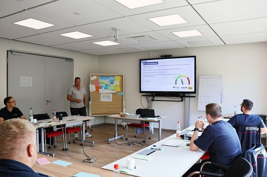Die Einsatzkr&auml;fte der Feuerwehr zu Gast beim BBZ