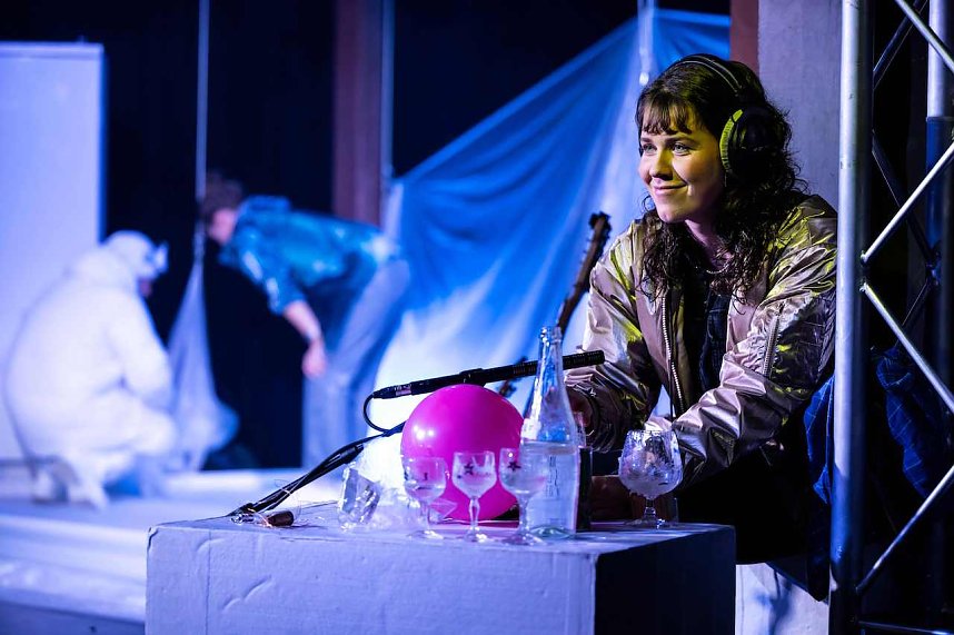 Theaterpremiere am Sonntag