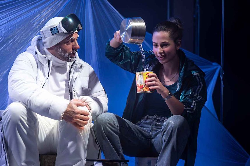 Theaterpremiere am Sonntag