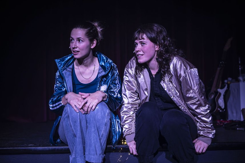 Theaterpremiere am Sonntag