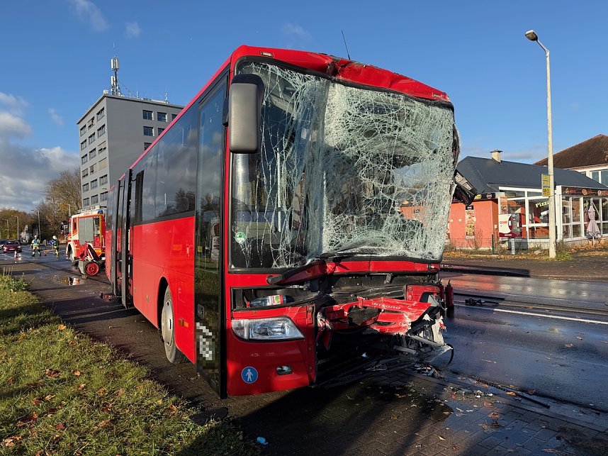 Busunfall in der Freiherr-von-Stein Stra&szlig;e in Nordhausen