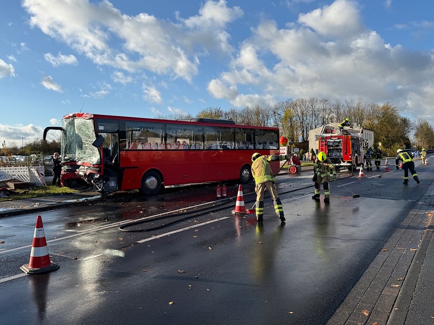Busunfall in der Freiherr-von-Stein Stra&szlig;e in Nordhausen