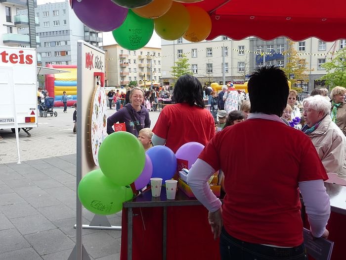 Kindertags-Feier auf dem Parkplatz