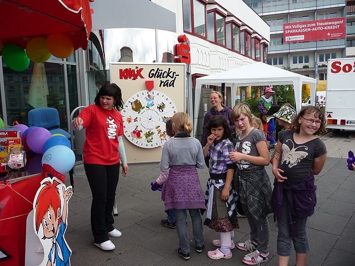Kindertags-Feier auf dem Parkplatz