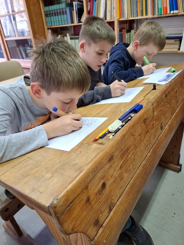 Die dritten Klassen der Grundschule K&auml;the-Kollwitz zu Gast im Schulmuseum