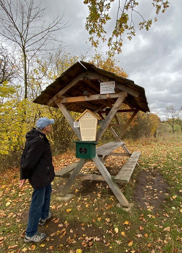 Neue Schilder an alten Nordh&auml;user B&auml;umen