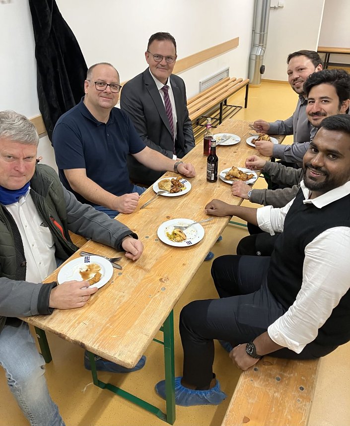 Internationale Studierende und Unternehmensvertreter vernetzen sich beim Cricket-Spiel
