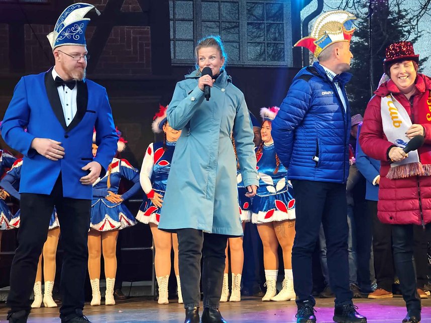 Schl&uuml;ssel&uuml;bergabe am Nordh&auml;user Rathaus