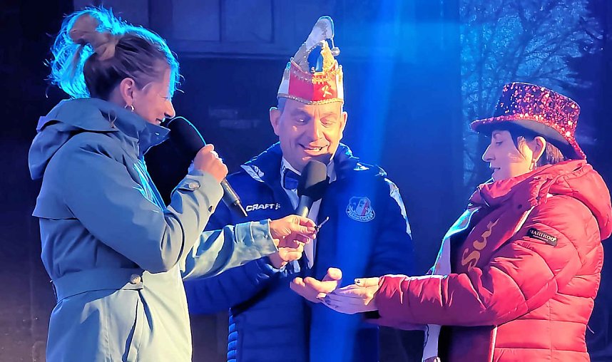 Schl&uuml;ssel&uuml;bergabe am Nordh&auml;user Rathaus