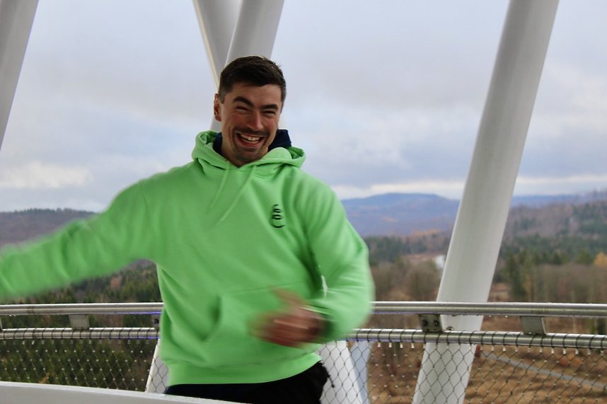 Weltmeister David Storl beim Weltrekordversuch im Kugelsto&szlig;en vom h&ouml;chsten Hexenbesen der Welt