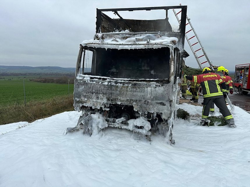 Brennender Lkw auf der A38