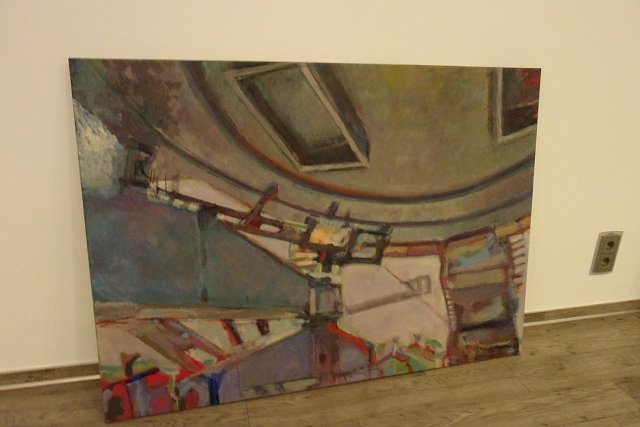 Peter Gen&szlig;ler bei der Vorbereitung seiner Ausstellung in der Kreissparkasse