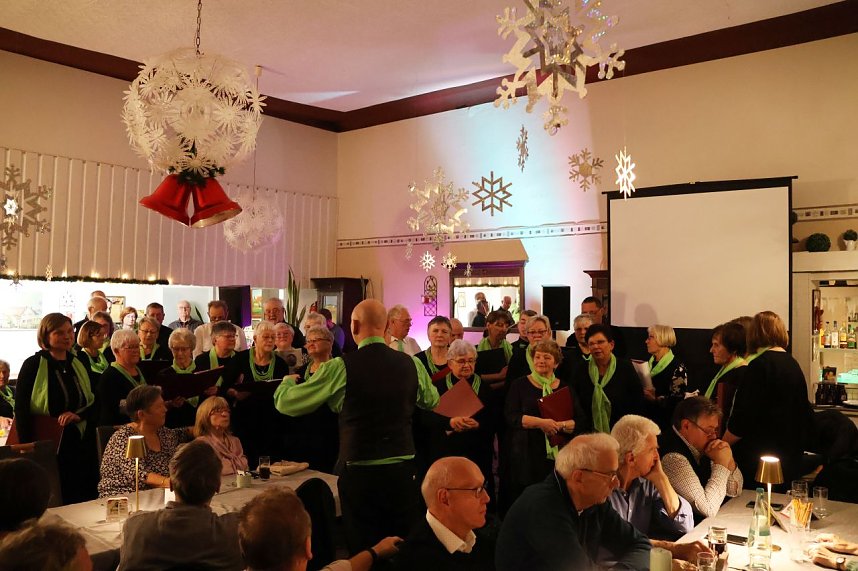 Der Chor "Rhytmus 22" sorgt f&uuml;r Unterhaltung 