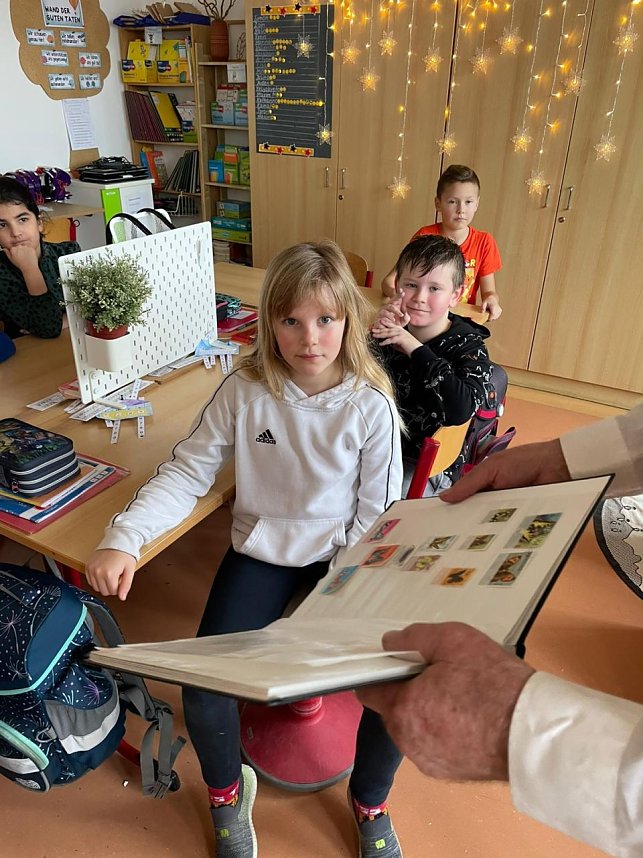 Junge Briefmarkensammler an der Brecht-Schule