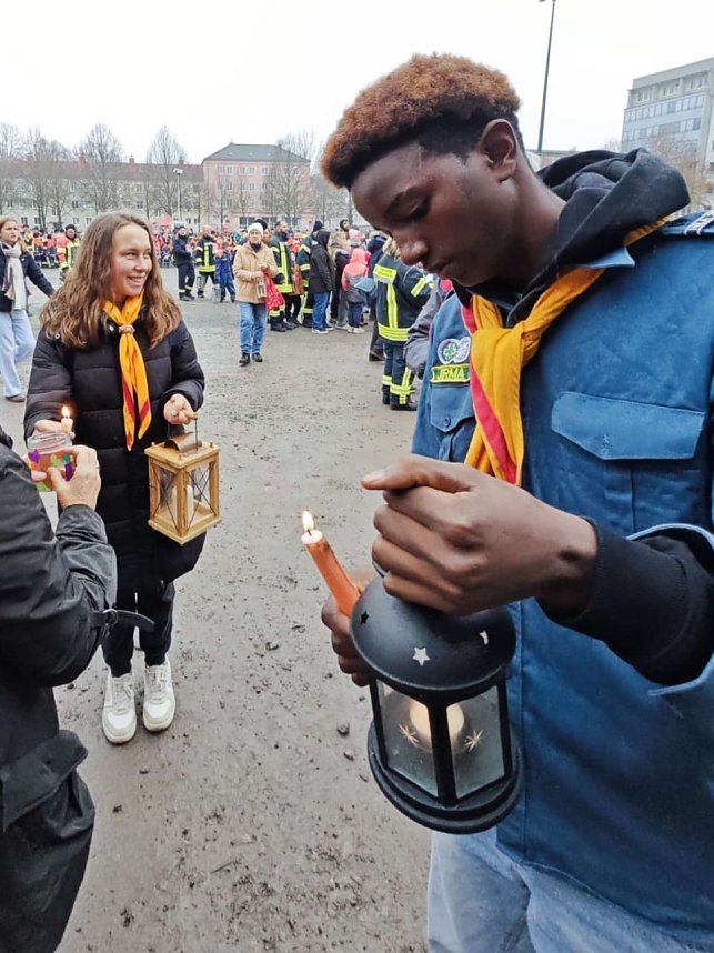 Die Pfadfinder bei der &Uuml;bergabe des Friedenslichtes auf dem August-Bebel-Platz in Nordhausen