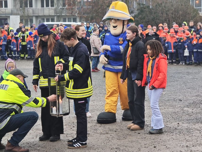 Die Pfadfinder bei der &Uuml;bergabe des Friedenslichtes auf dem August-Bebel-Platz in Nordhausen
