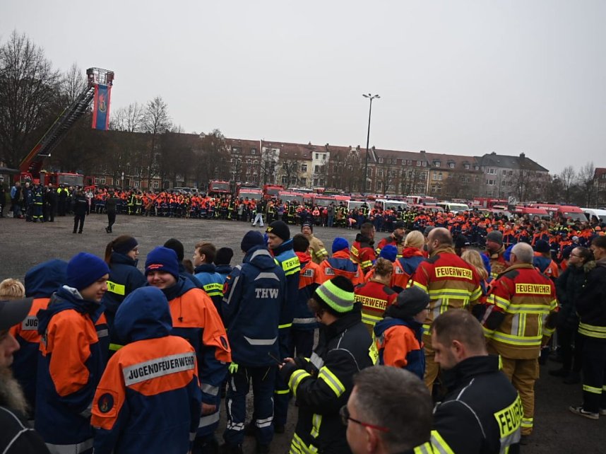 Die Pfadfinder bei der &Uuml;bergabe des Friedenslichtes auf dem August-Bebel-Platz in Nordhausen