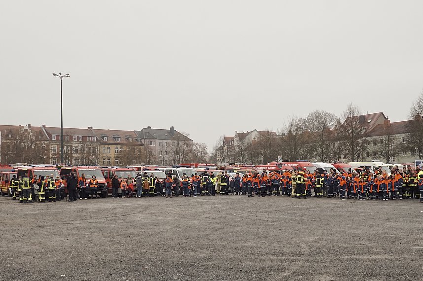 &Uuml;bergabe des Friedenslichts aus Bethlehem an die Kreisjugendfeuerwehren.